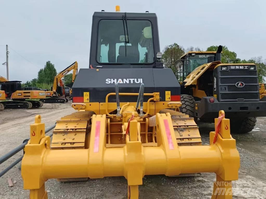 Shantui D16 Bulldozer