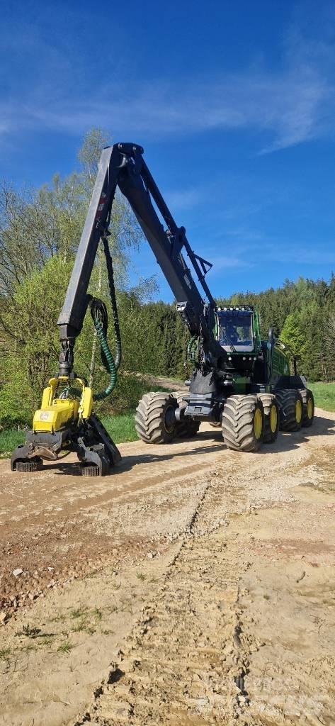 John Deere 1270 G Harvester