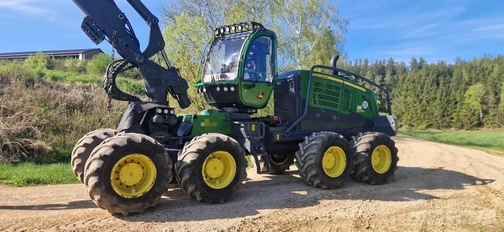 John Deere 1270 G Harvester