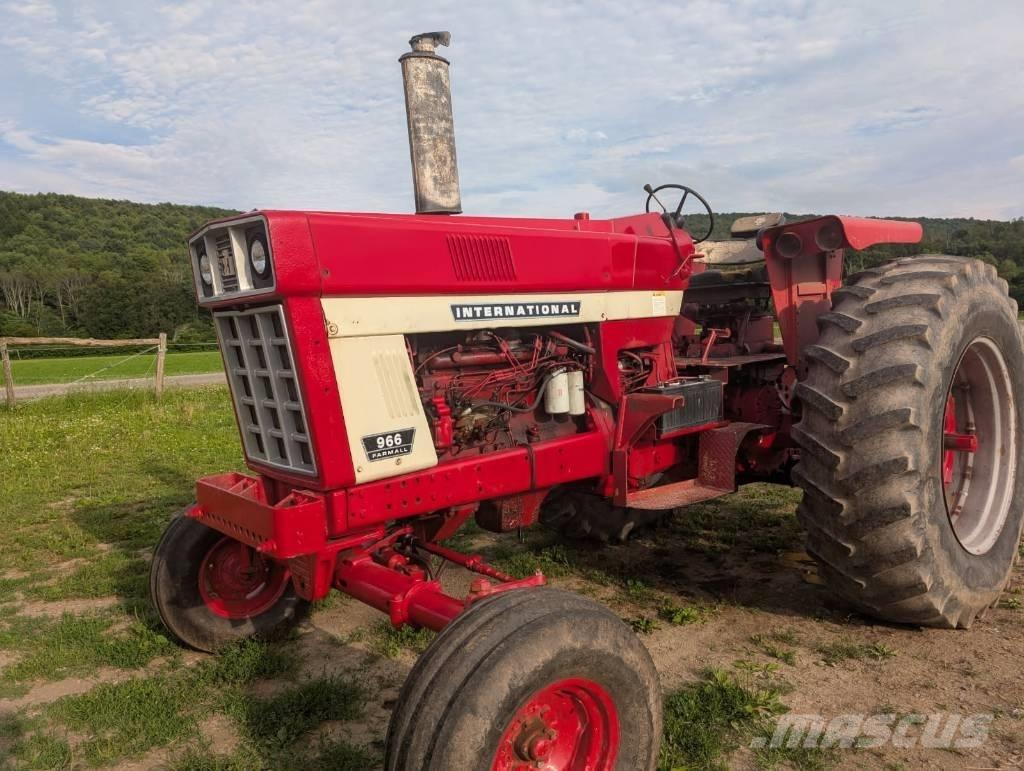 International 966 Traktoren