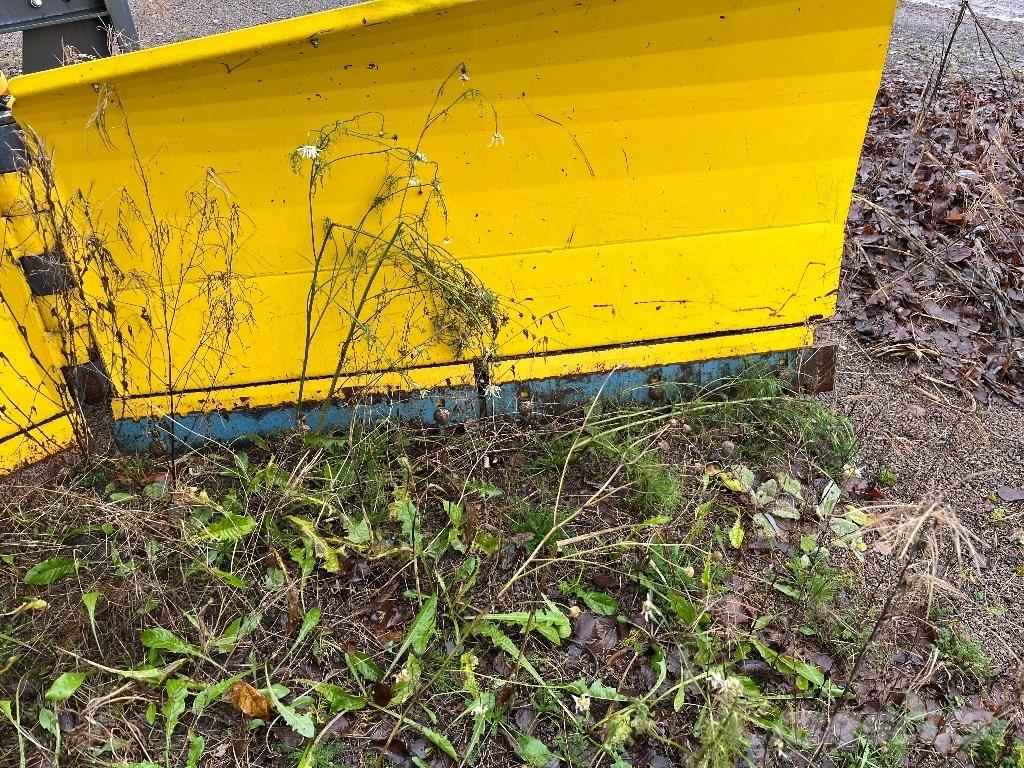 Vama 320 Schneeschilde und -pflüge