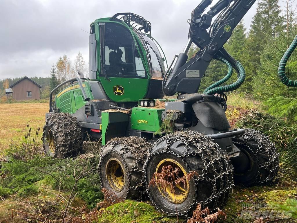 John Deere 1070G Harvester