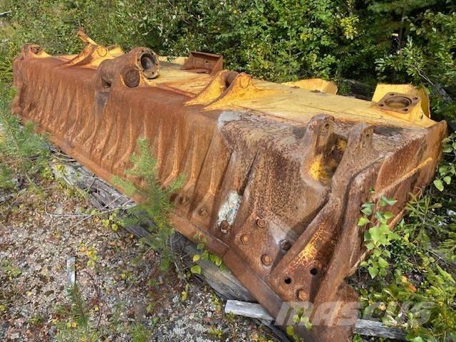 Komatsu D 155 AX Planierschilder/Scharen