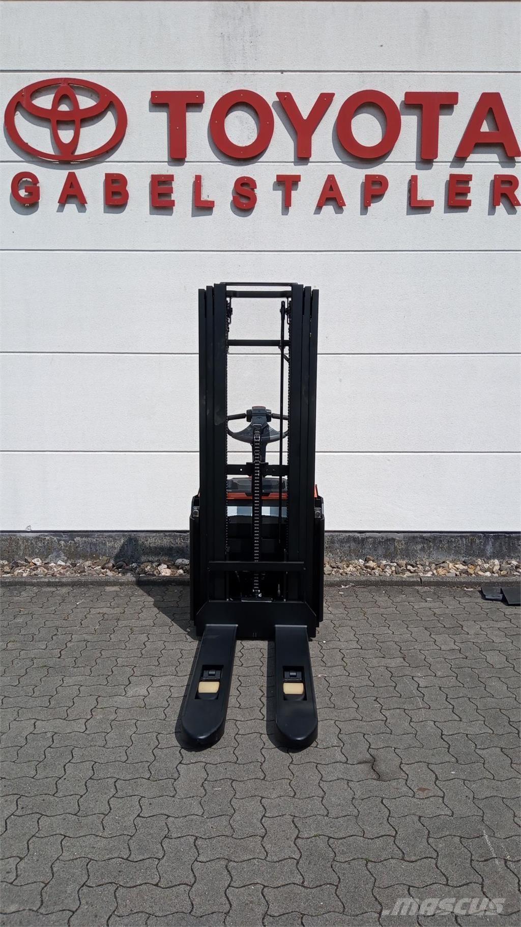 Toyota SWE140L Zelfrijdende stapelaars