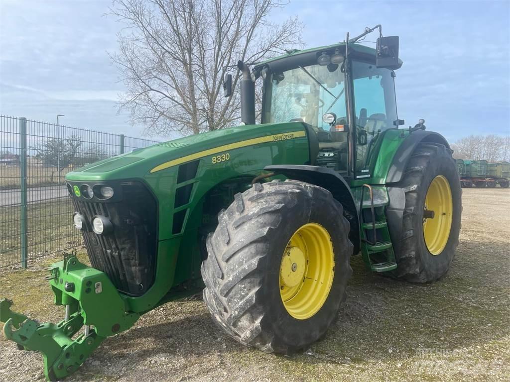 John Deere 8330 Traktoren