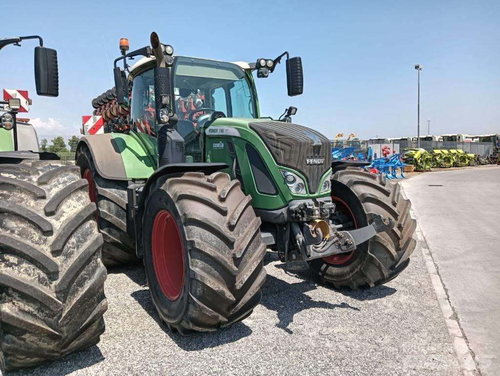 Fendt 718 Vario Traktoren