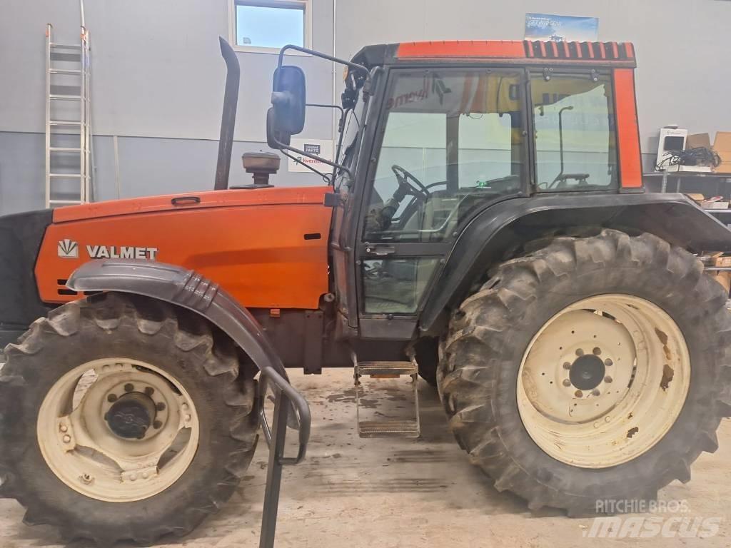 Valtra Valmet 8100E Traktoren