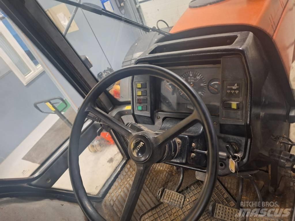 Valtra Valmet 8100E Traktoren
