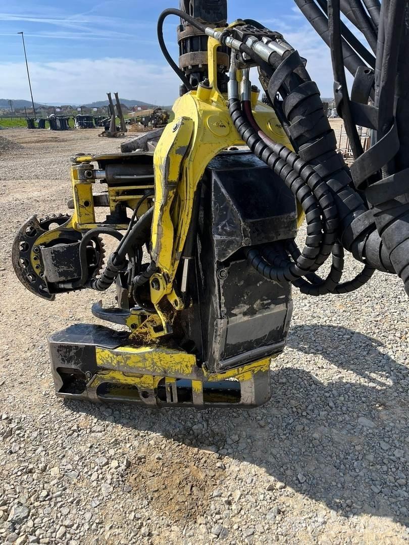 John Deere 1470E Harvester