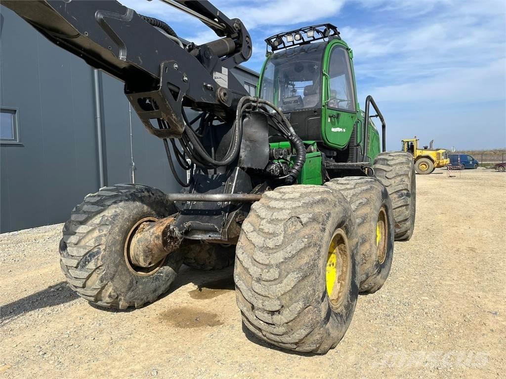 John Deere 1470E Harvester
