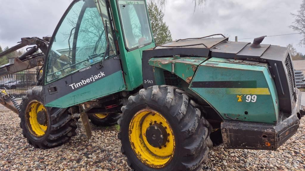 John Deere 870B Harvester