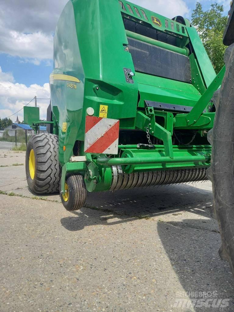 John Deere V451M Rundballenpressen