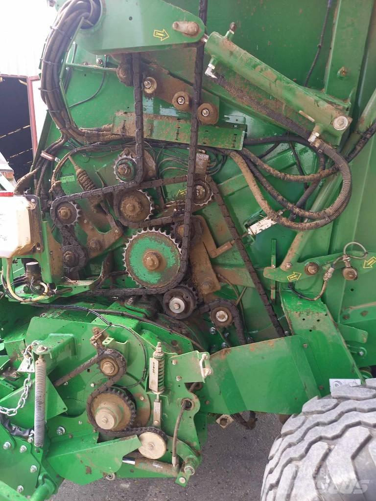John Deere V451M Rundballenpressen