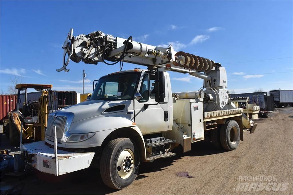 Altec D2045TR Fahrzeug mit mobiler Bohranlage