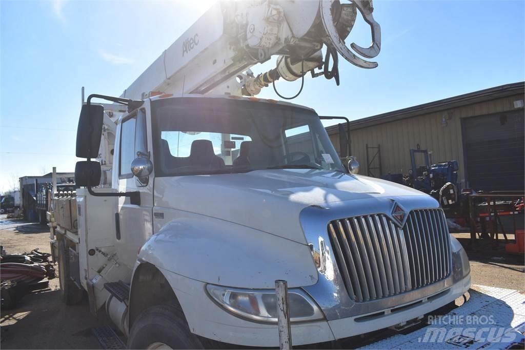 Altec D2045TR Fahrzeug mit mobiler Bohranlage