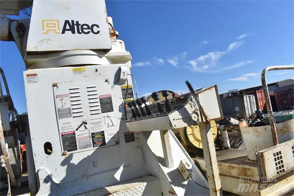 Altec D2045TR Fahrzeug mit mobiler Bohranlage