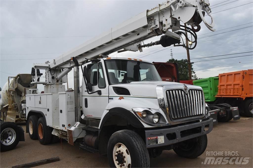 Altec D3060ATR Fahrzeug mit mobiler Bohranlage
