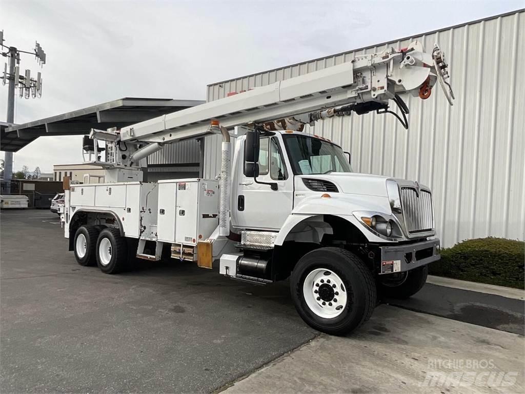 Altec D4065BTR Fahrzeug mit mobiler Bohranlage