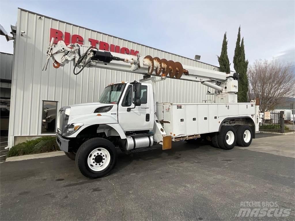 Altec D4065BTR Fahrzeug mit mobiler Bohranlage