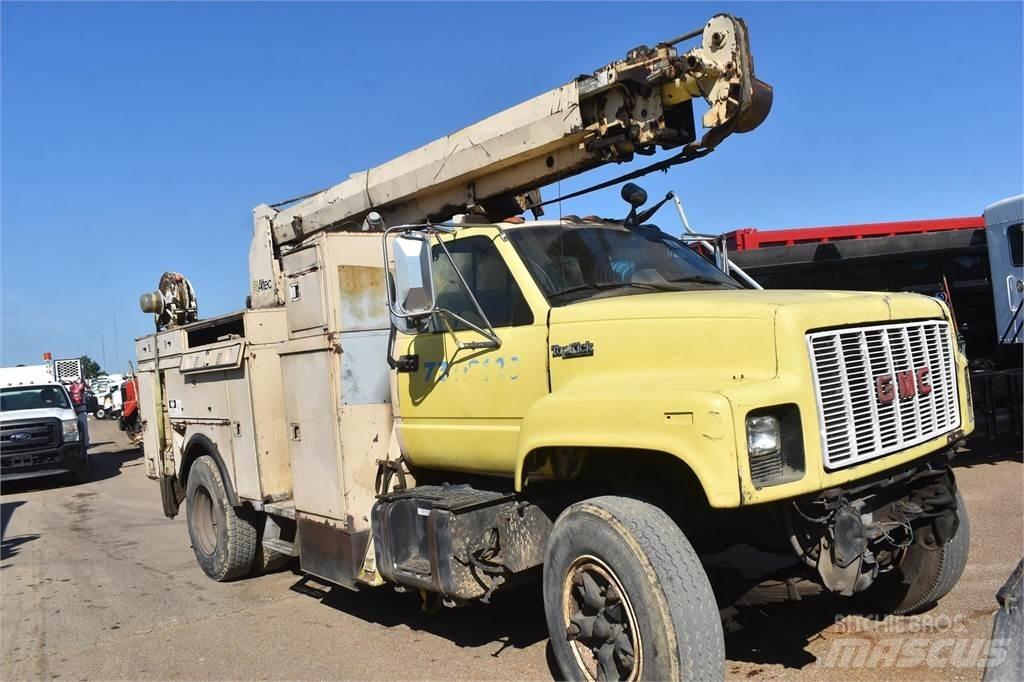 Altec D842ATR Fahrzeug mit mobiler Bohranlage