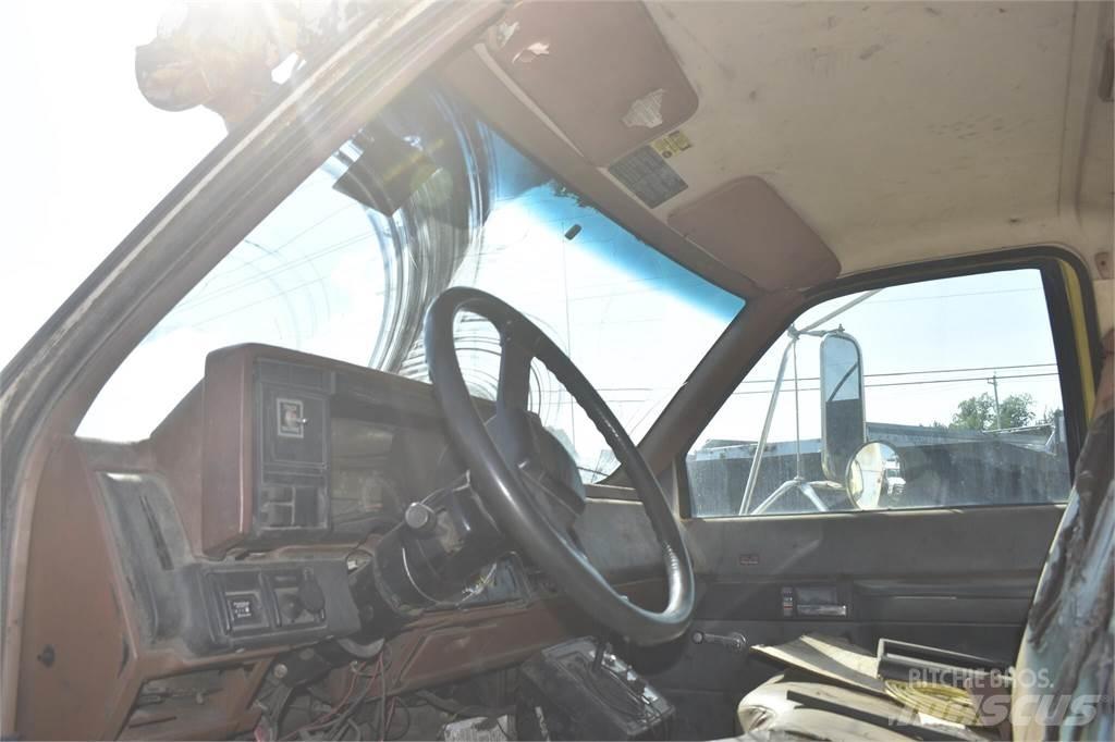 Altec D842ATR Fahrzeug mit mobiler Bohranlage