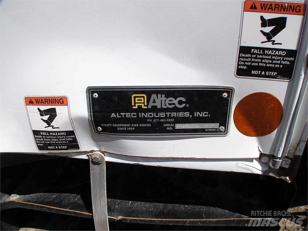Altec DC47TR Fahrzeug mit mobiler Bohranlage