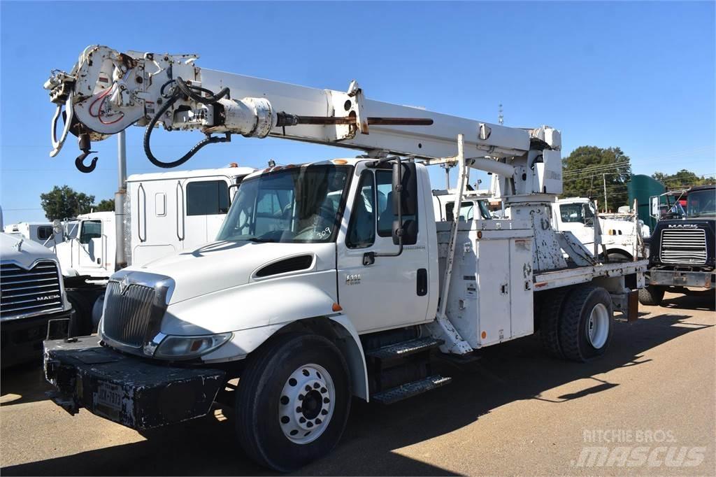 Altec DM47TR Fahrzeug mit mobiler Bohranlage