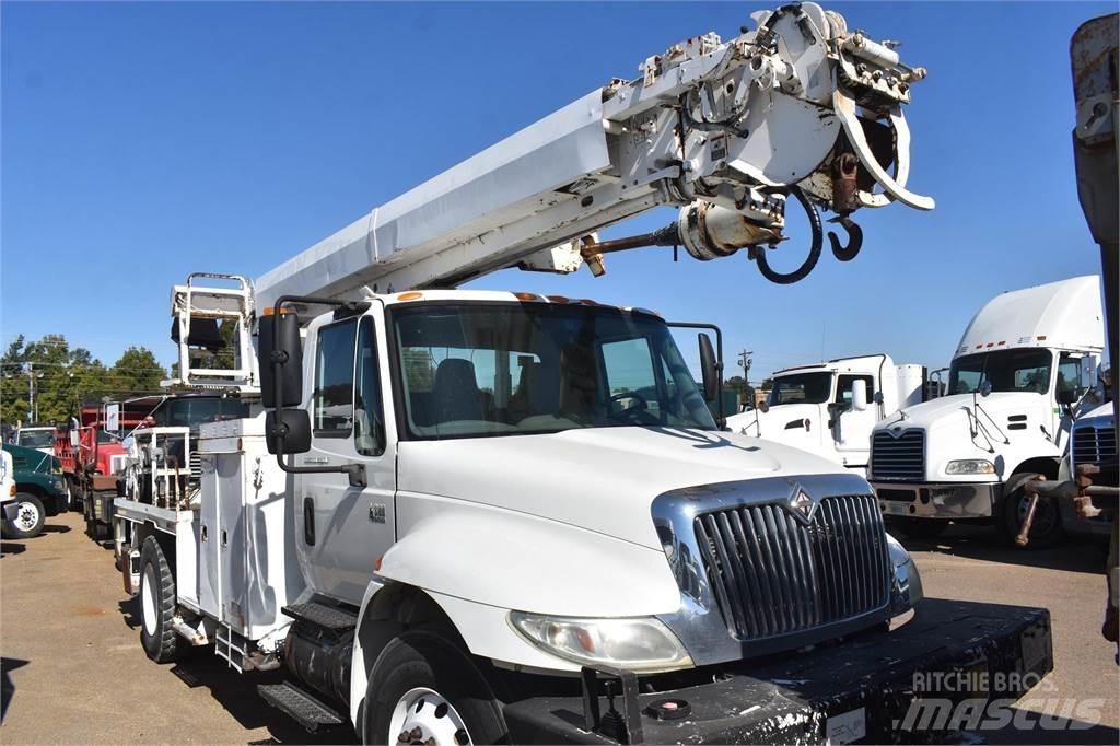 Altec DM47TR Fahrzeug mit mobiler Bohranlage