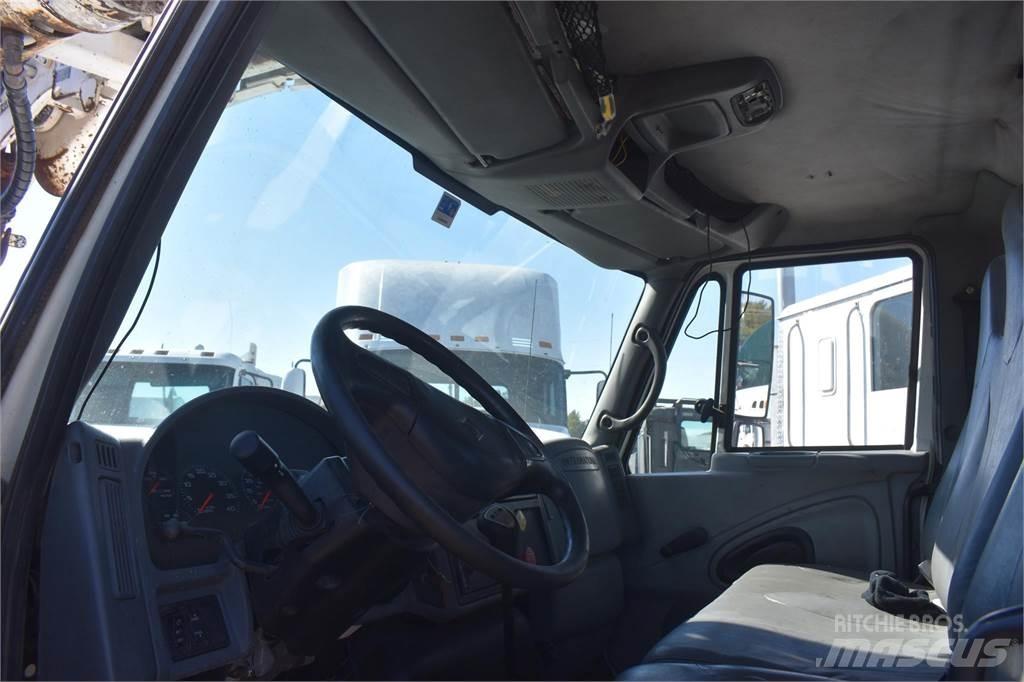 Altec DM47TR Fahrzeug mit mobiler Bohranlage