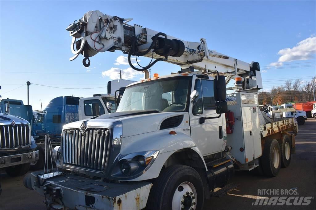 Altec DM47TR Fahrzeug mit mobiler Bohranlage