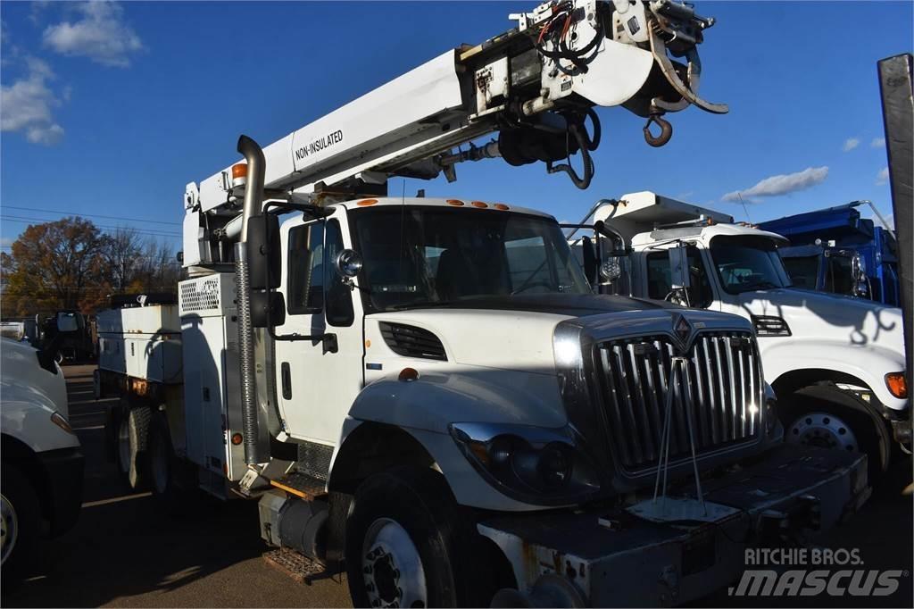 Altec DM47TR Fahrzeug mit mobiler Bohranlage