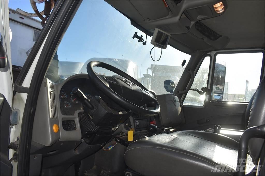 Altec DM47TR Fahrzeug mit mobiler Bohranlage