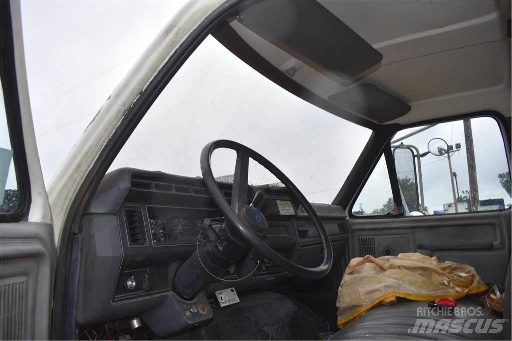 Ford F800 Kranwagen