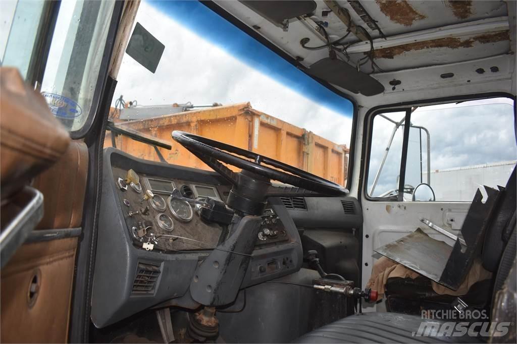 Ford L8000 Kranwagen