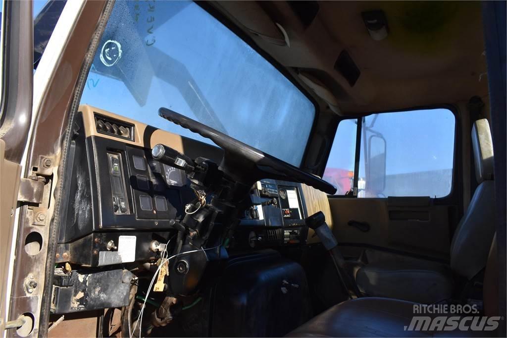 International 8200 Kranwagen