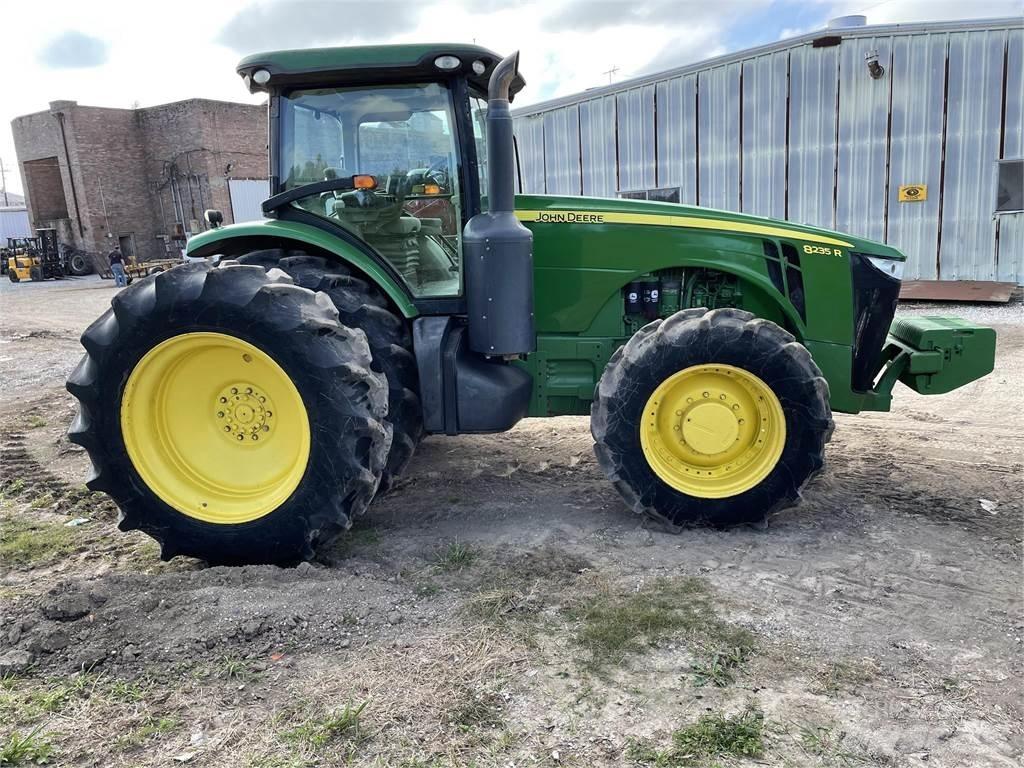 John Deere 8235R Traktoren