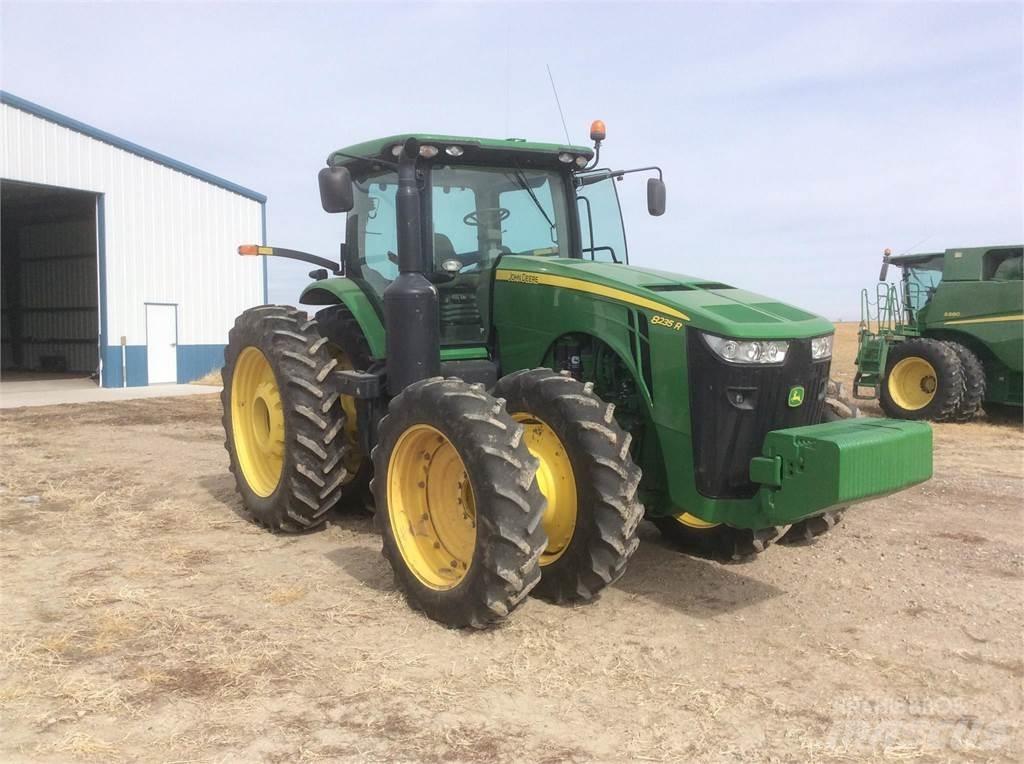 John Deere 8235R Traktoren