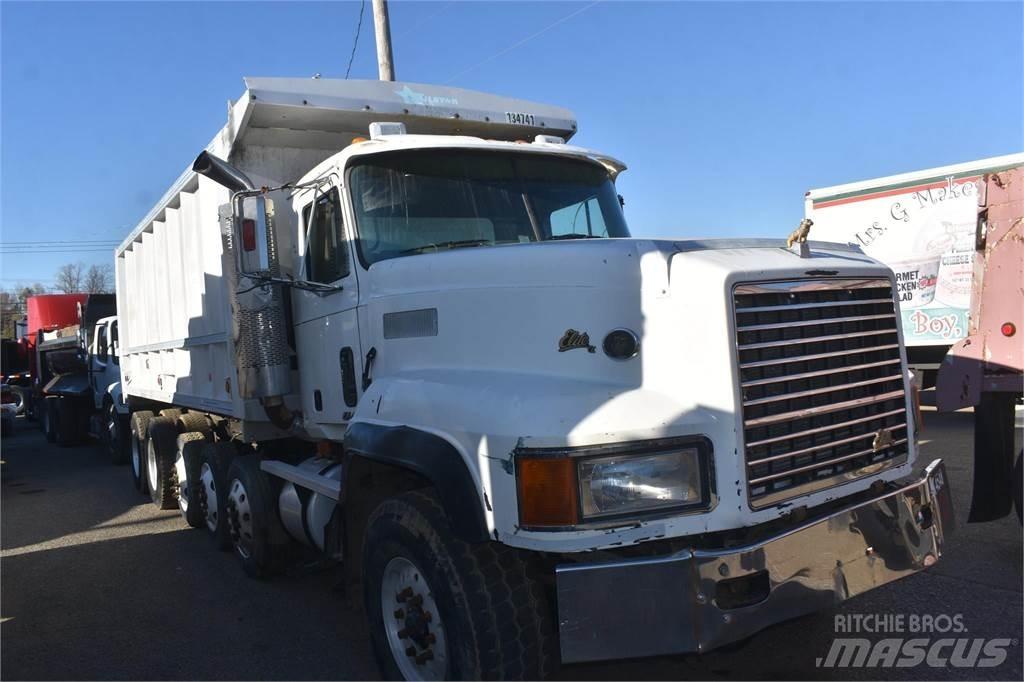 Mack CL713 Kipper