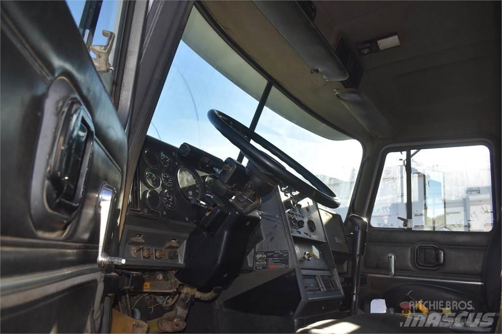 Mack CL713 Kipper