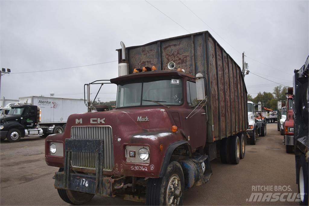 Mack DM685S Kranwagen