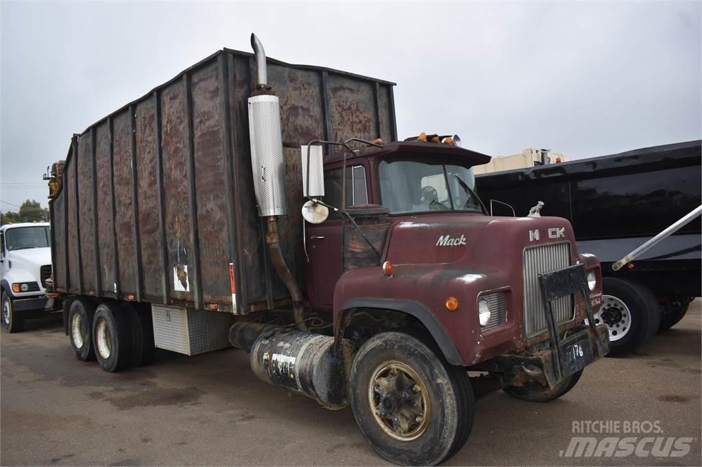 Mack DM685S Kranwagen