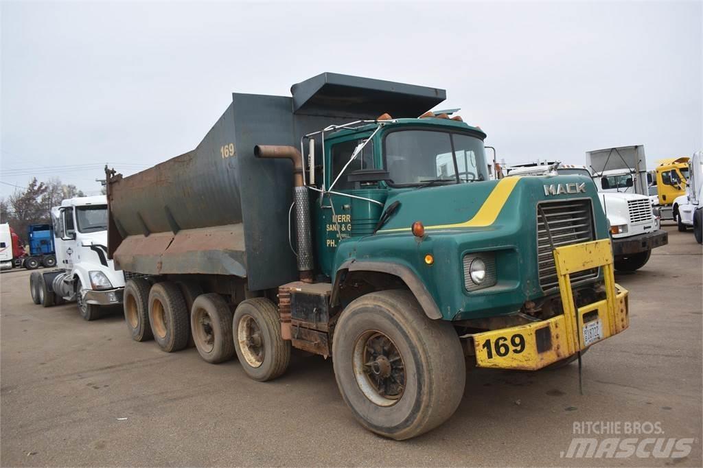 Mack DM688 Kipper