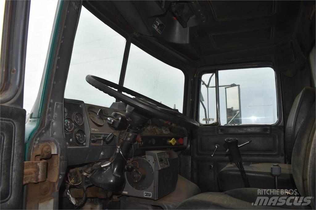 Mack DM688 Kipper