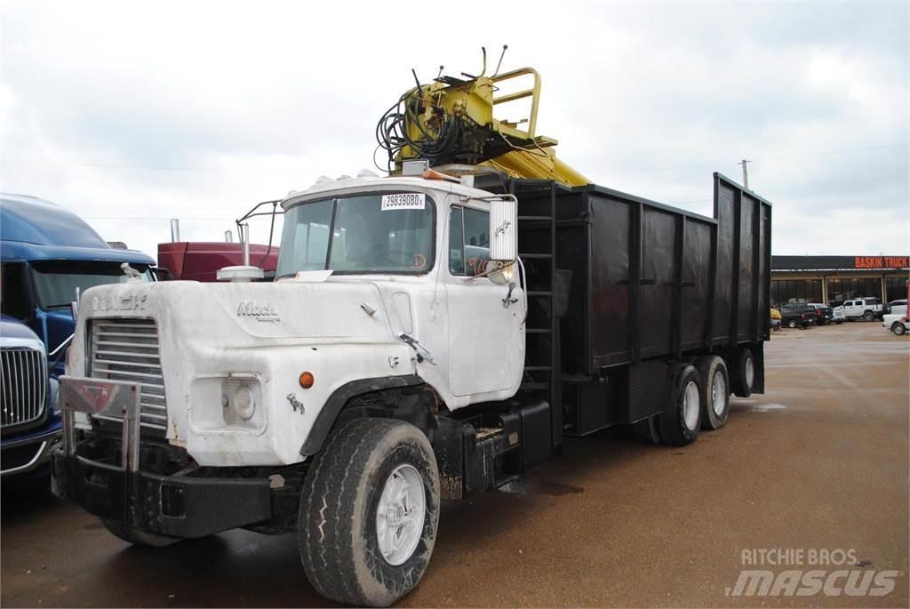 Mack DM690S Kranwagen