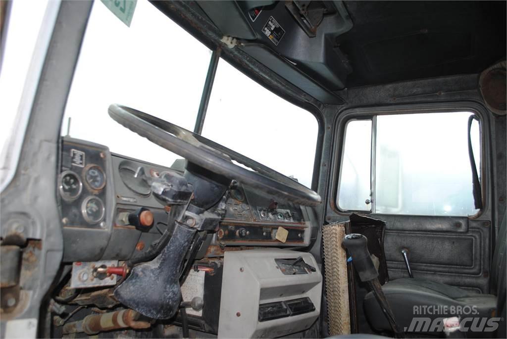 Mack DM690S Kranwagen