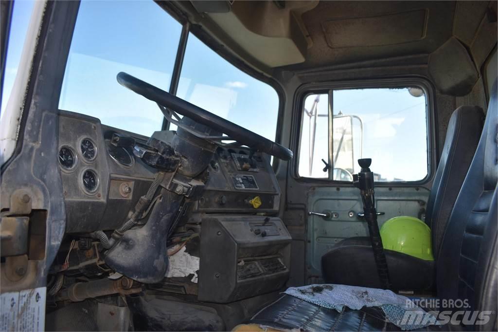 Mack DM690S Kipper