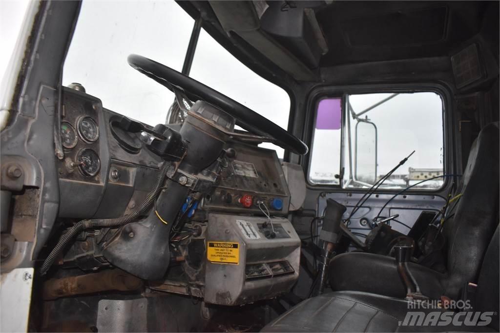 Mack RD688S Kranwagen