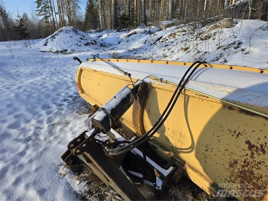 Rote 320 alueaura Schneeschilde und -pflüge