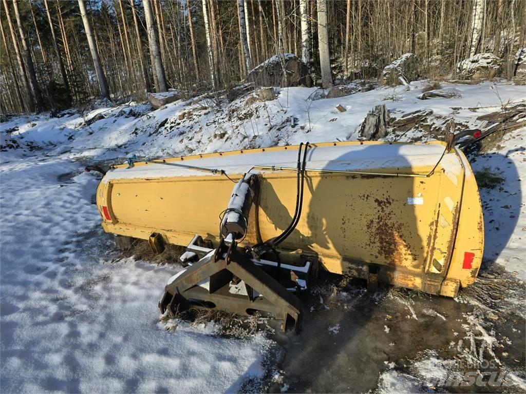 Rote 320 alueaura Schneeschilde und -pflüge