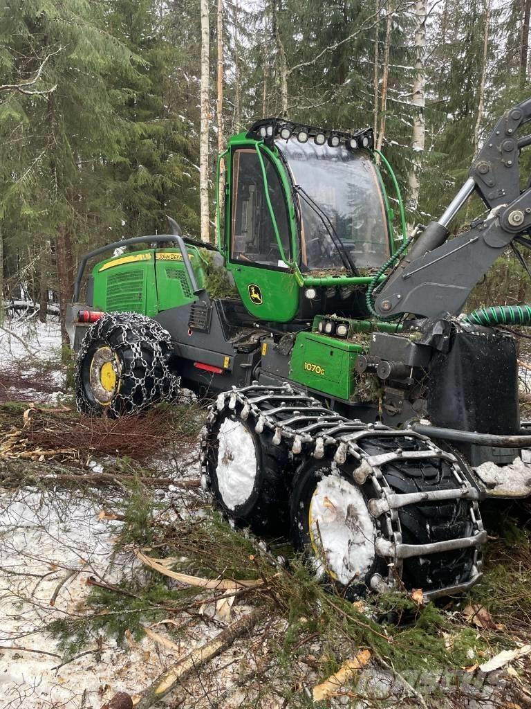 John Deere 1070 G Harvester
